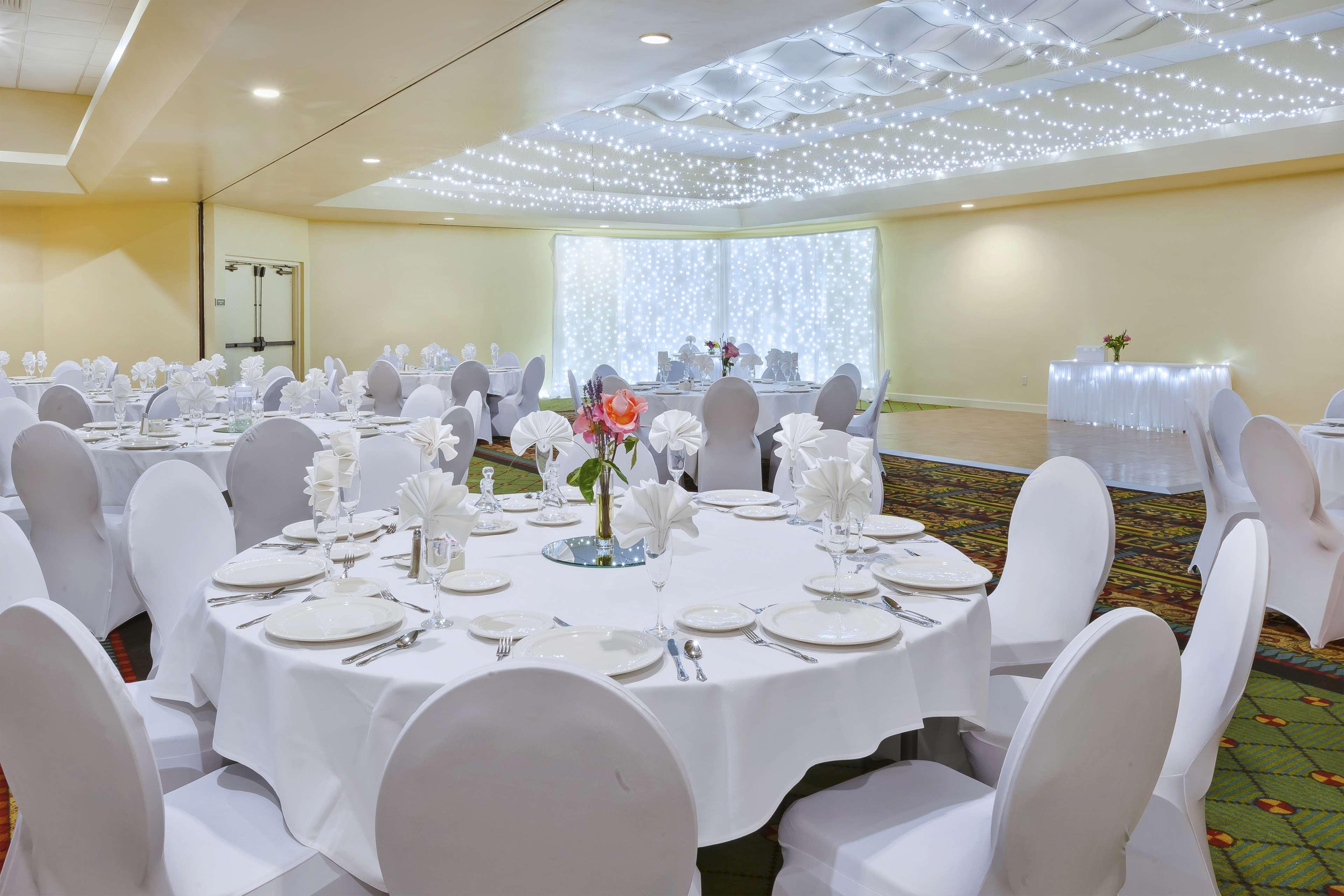 Doubletree By Hilton Holland Hotel Ngoại thất bức ảnh
