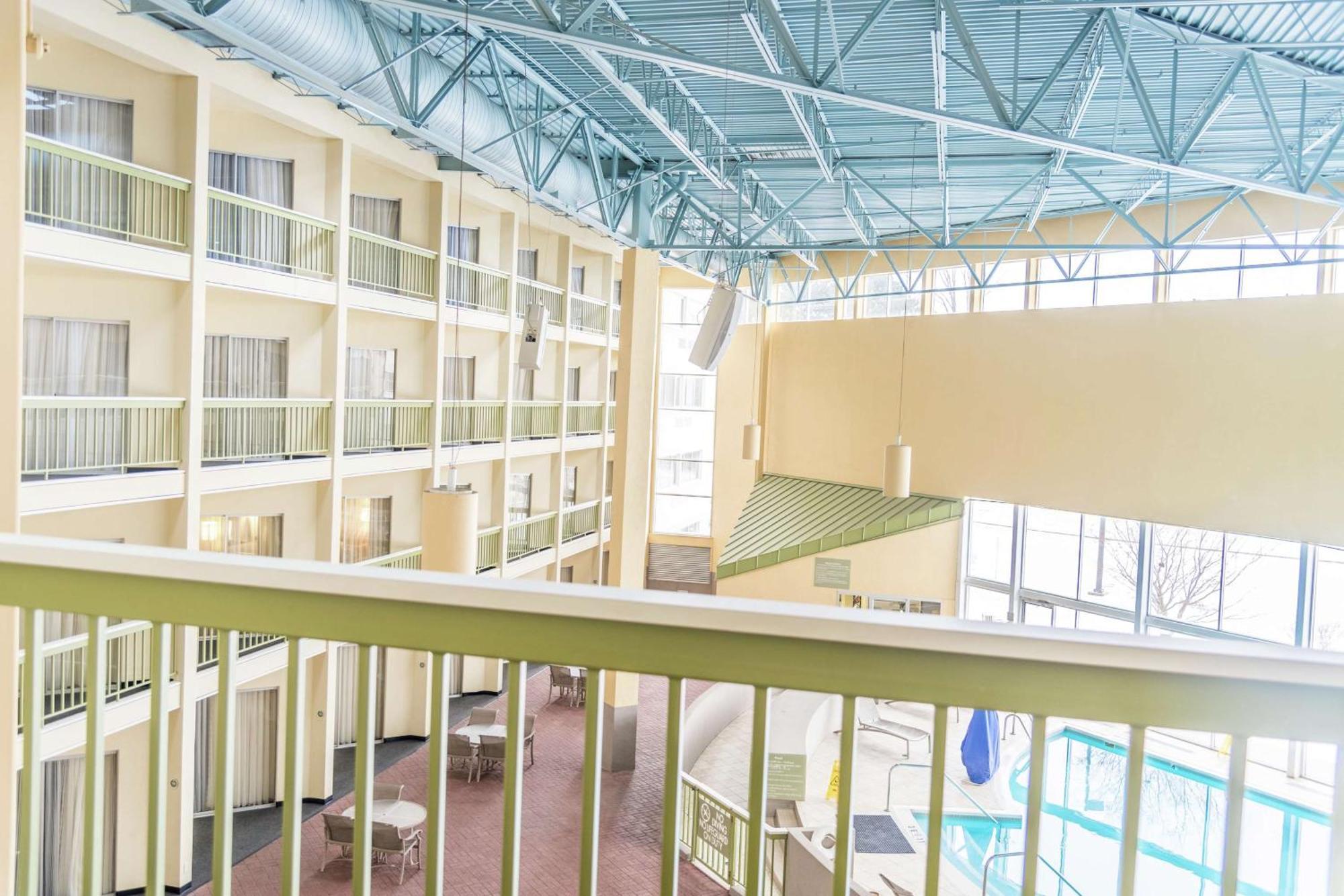 Doubletree By Hilton Holland Hotel Ngoại thất bức ảnh