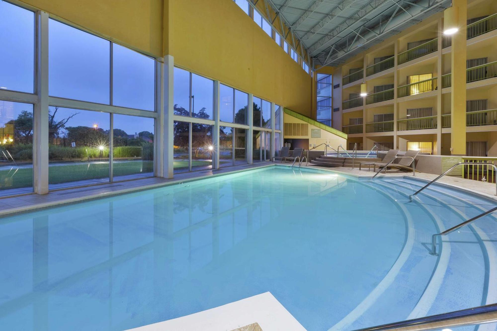 Doubletree By Hilton Holland Hotel Ngoại thất bức ảnh